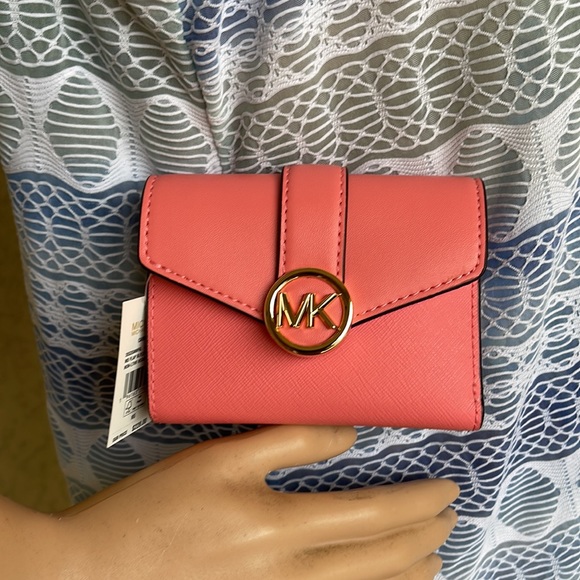 MICHAEL KORS CARMEN MEDIUM LOGO AND FAUX LEATHER WALLET GRAPEFRUIT - Picture 9 of 16